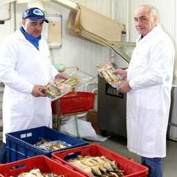Специалисты Тюменского филиала ВНИРО разрабатывают нормы отходов и потерь при производстве копченой рыбы. Фото пресс-службы института