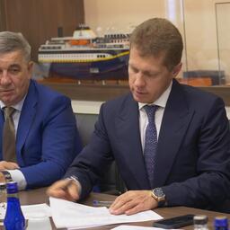 Генеральный директор «Океанрыбфлота» Евгений НОВОСЕЛОВ подписывает документы о принятии супертраулера «Владимир Бирюков». Фото Валентины Боковиковой