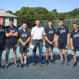 Волейбольная команда ДМУ готова к игре, вдохновленная наставлениями своего руководителя Александра КАЧАНОВА