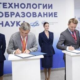 Соглашение подписали директор ВНИРО, доктор экономических наук Кирилл КОЛОНЧИН и ректор ДВФУ, доктор технических наук Борис КОРОБЕЦ. Фото пресс-службы института