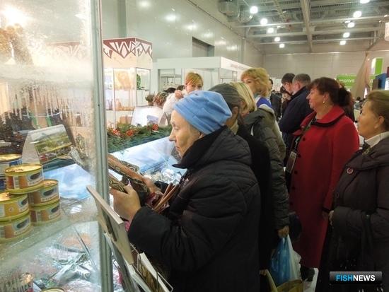 Уже в первый день работы выставки у стенда Камчатского края собралось большое количество посетителей. Фото пресс-службы правительства региона