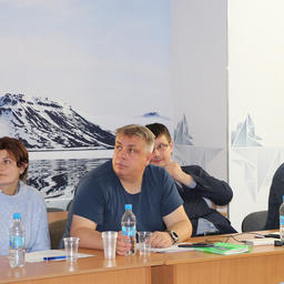 Участники конференции обсуждают меры по сохранению морских млекопитающих. Фото Анны Пороховой (WWF России) 