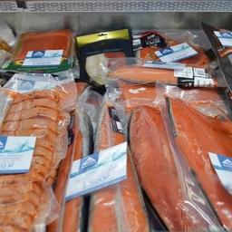 Покупателям предлагается широкий спектр продукции из лососей