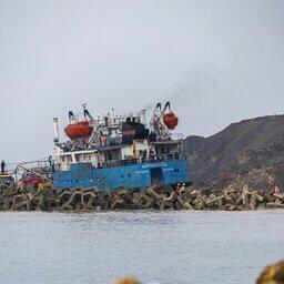 Из танкера «Волгонефть-239» откачали мазут. Фото пресс-службы правительства