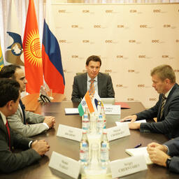 Министр по торговле Евразийской экономической комиссии Андрей СЛЕПНЕВ принял руководителей переговорных групп по заключению соглашения о свободной торговле — дополнительного секретаря департамента коммерции при Министерстве торговли и промышленности Индии Шри Аджая БАДУ и заместителя директора департамента торговой политики ЕЭК Михаила ЧЕРЕКАЕВА. Фото пресс-службы ЕЭК