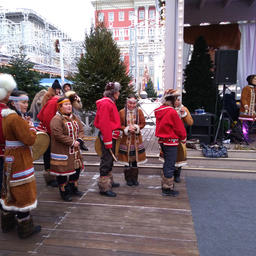 Перед сценой выступали танцоры в национальных костюмах народов Севера