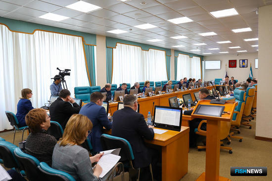 Депутаты Сахалинской областной думы единогласно поддержали обращение в защиту базовых принципов закона о рыболовстве. Фото с сайта областного парламента