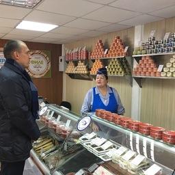 Зампред правительства Камчатки Владимир ИЛЮХИН посетил новый рыбный магазин в городе Елизово. Фото пресс-службы правительства края