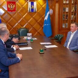 Генерал-полковник Олег ГАЙДЕНКО представил губернатору Валерию ЛИМАРЕНКО нового руководителя пограничного управления ФСБ России по Сахалинской области Сергея МАХОРИНА. Фото пресс-службы регионального правительства