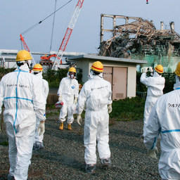 Международная экспертная миссия МАГАТЭ осматривает энергоблок во время посещения АЭС «Фукусима-1». Архивное фото агентства
