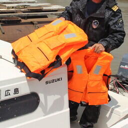 Каждый пассажир маломерного судна должен быть одет в спасательный жилет