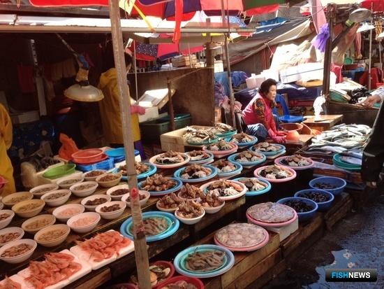 Рыбный рынок в Южной Корее. Планируется, что сотрудничество с ЕС поможет улучшить прослеживаемость уловов