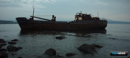 Брошенное судно у побережья Итурупа