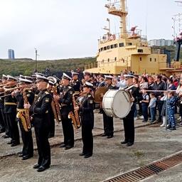 Церемония подъема флагов прошла во Владивостоке