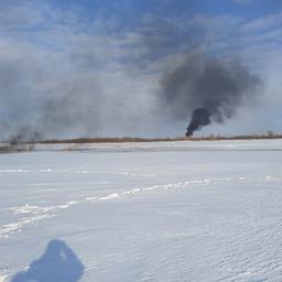 Пожар из трубопровода перекинулся на лед реки Оби. Фото пресс-службы Нижнеобского теруправления Росрыболовства