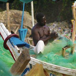 Ганских рыбаков-кустарей отправили на «каникулы». Фото Brian Conklin (USAID Africa Bureau)