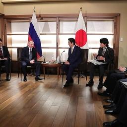 Встреча Владимира Путина и премьер-министра Японии Синдзо Абэ в Нагато. Фото пресс-службы президента РФ