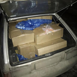 В автомобиле обнаружили 15 коробок с варено-мороженым камчатским крабом. Фото пресс-службы регионального управления УМВД России