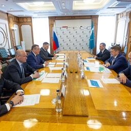 Встреча губернатора Сахалинской области Валерия ЛИМАРЕНКО и главы Росрыболовства Ильи ШЕСТАКОВА. Фото пресс-службы правительства региона