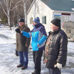 Председатель судейской коллегии Борис Тихонович БУДАНЦЕВ (в центре) дает последние пояснения по лыжным гонкам