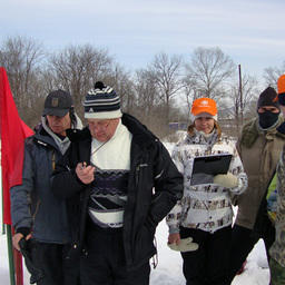 Группа на старте внимательно следит за результатами лыжников