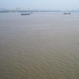 Пловцы в мутных водах Янцзы. Фото Vmenkov («Википедия»), CC BY-SA 3.0