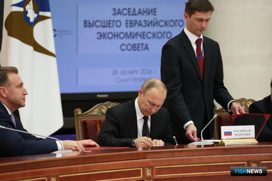 Президент Владимир ПУТИН подписывает Таможенный кодекс Евразийского экономического союза. Фото пресс-службы ЕЭК