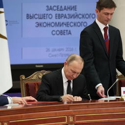 Президент Владимир ПУТИН подписывает Таможенный кодекс Евразийского экономического союза. Фото пресс-службы ЕЭК