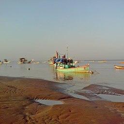 Рыбачьи лодки вблизи городка Арнала в индийском штате Махараштра. Фото Pratishkhedekar