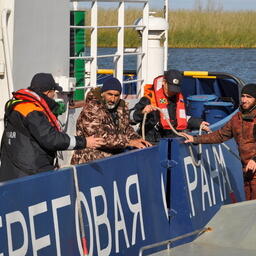 Спасенных рыбаков подняли на борт и доставили на берег. Фото пресс-службы Погрануправления ФСБ России по Республике Калмыкия и Астраханской области