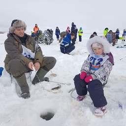 На фестиваль «Сахалинский лед» приезжают семьями. Фото предоставлено областным агентством по рыболовству