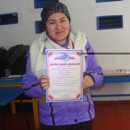 Первый раз на лыжах: Мафтуна ЖУРОЕВА (ДМУ) награждена медалью «За волю к победе»