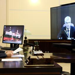 Губернатор Магаданской области Сергей НОСОВ рассказал Владимиру ПУТИНУ о ситуации в ключевых для регионах отраслях. Встреча проходила по видеосвязи. Фото пресс-службы президента