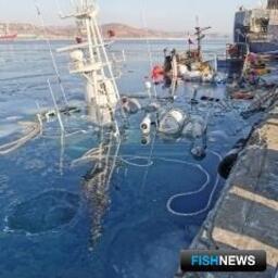 Краболов «Акванавт» затонул утром 2 февраля в порту Зарубино. Фото пресс-службы Восточного межрегионального СУТ СК России