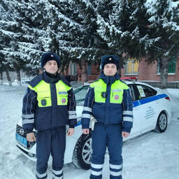 Мужчин спасли инспектор ДПС лейтенант полиции Дмитрий МАКАРОВ и старший инспектор ДПС старший лейтенант полиции Павел ИГНАТЬЕВ. Фото пресс-службы МВД России