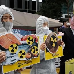 Участники пикета у японского посольства в Сеуле. Фото с портала Business Insider
