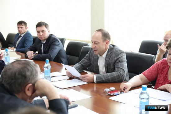 Комитет по экономическому развитию Сахалинской областной думы поддержал изменения законов об ИЭЗ и континентальном шельфе РФ. Фото пресс-службы регионального парламента