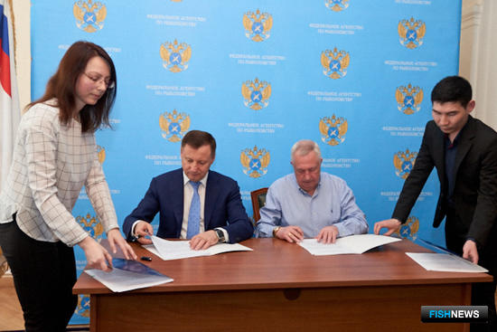 24 мая Росрыболовство подписало договоры на инвестквоты с рыбопромышленниками Северного бассейна. Фото пресс-службы ФАР