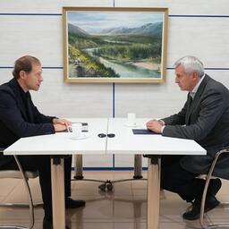 Встреча зампреда правительства — главы Минпромторга Дениса МАНТУРОВА с губернатором Магаданской области Сергеем НОСОВЫМ. Фото пресс-службы кабмина