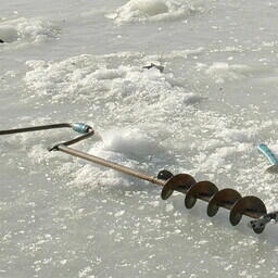 Зимняя рыбалка должна быть безопасной, напоминают спасатели. Архивное фото