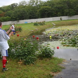 Футбольный мяч попадал в озеро с кувшинками