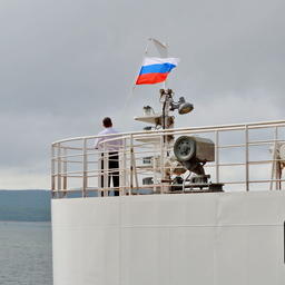 Под исполнение гимна России на судне торжественно подняли государственный флаг
