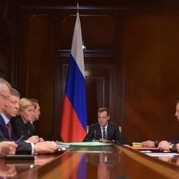 О подписании постановлений по инвестквотам премьер Дмитрий Медведев сообщил на совещании со своими заместителями 29 мая. Фото пресс-службы правительства