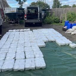 Правоохранители изъяли более 600 кг нелегальной черной икры. Фото пресс-службы Дальневосточной транспортной прокуратуры