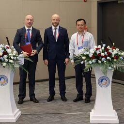 Соглашение о сотрудничестве на выставке в Циндао подписали президент Ассоциации добытчиков минтая Алексей БУГЛАК и заместитель председателя — генеральный секретарь CAPPMA ВАН Сюэгуан в присутствии замруководителя Росрыболовства Алексея ЯКОВЛЕВА. Фото предоставлено АДМ