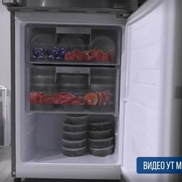 Холодильник с черной икрой. Кадр оперативной съемки