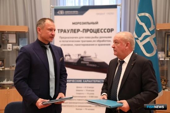 Директор ООО «Управляющая компания Норебо» Виталий ОРЛОВ и генеральный директор «Северной верфи» Игорь ПОНОМАРЕВ. Фото предоставлено пресс-службой судостроительного завода