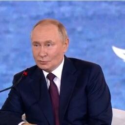 Президент Владимир ПУТИН на пленарном заседании Восточного экономического форума. Скриншот трансляции «Росконгресса»