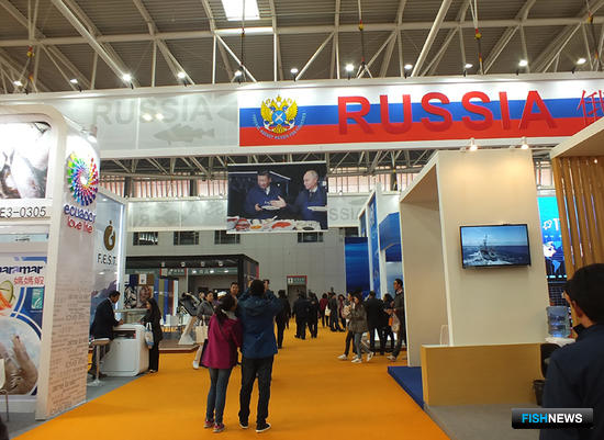 Объединенный стенд России на рыбопромышленной выставке в Циндао привлекал особое внимание своими масштабами и оформлением экспозиций