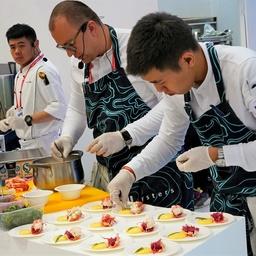 Российский и китайские повара с помощниками творчески подошли к блюдам из морепродукта